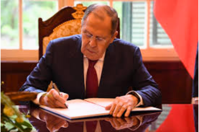 🇷🇺 Russia warns: 🇲🇩Moldova referendum on unification with 🇷🇴 Romania would “destroy its statehood.” Lavrov responds to Pres. Sandu’s comments amid Moldova’s CIS exit push. Tensions rise in Eastern Europe